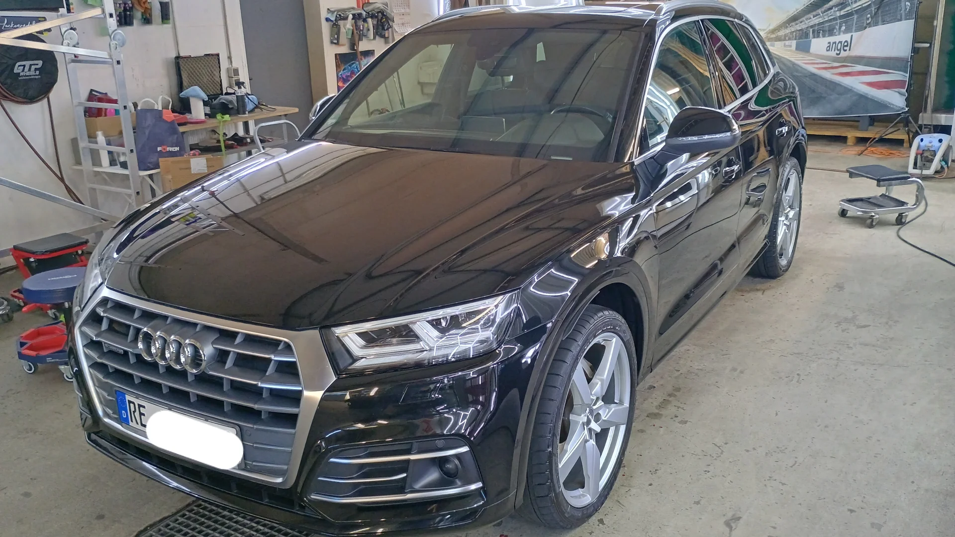 Dunkle Audi-Limousine in unserer Werkstatt