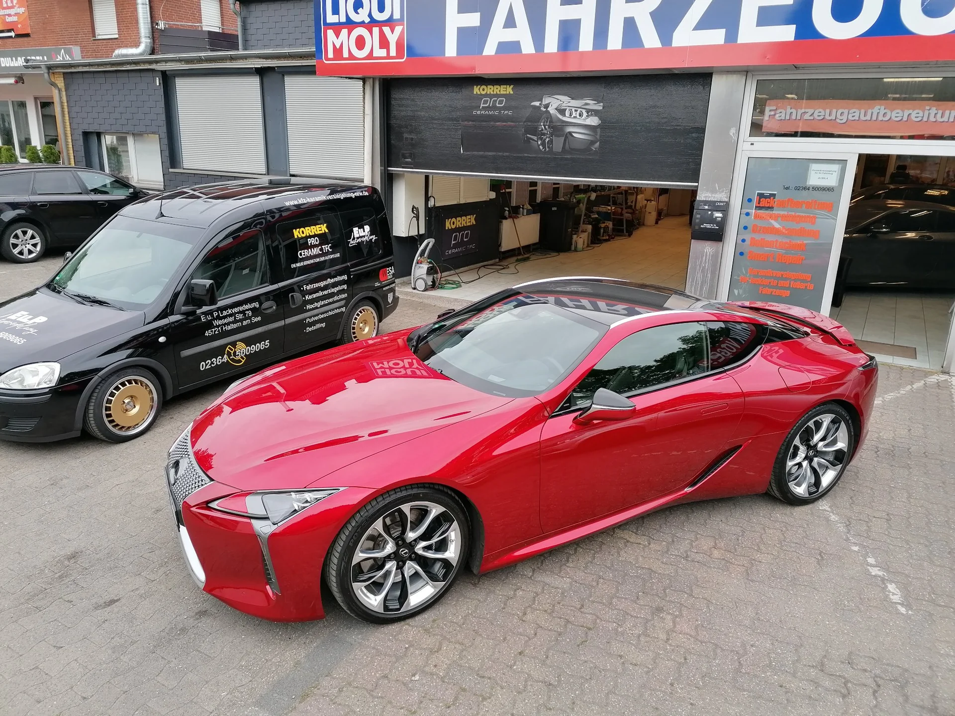 Roter Lexus · Glanz im Tageslicht
