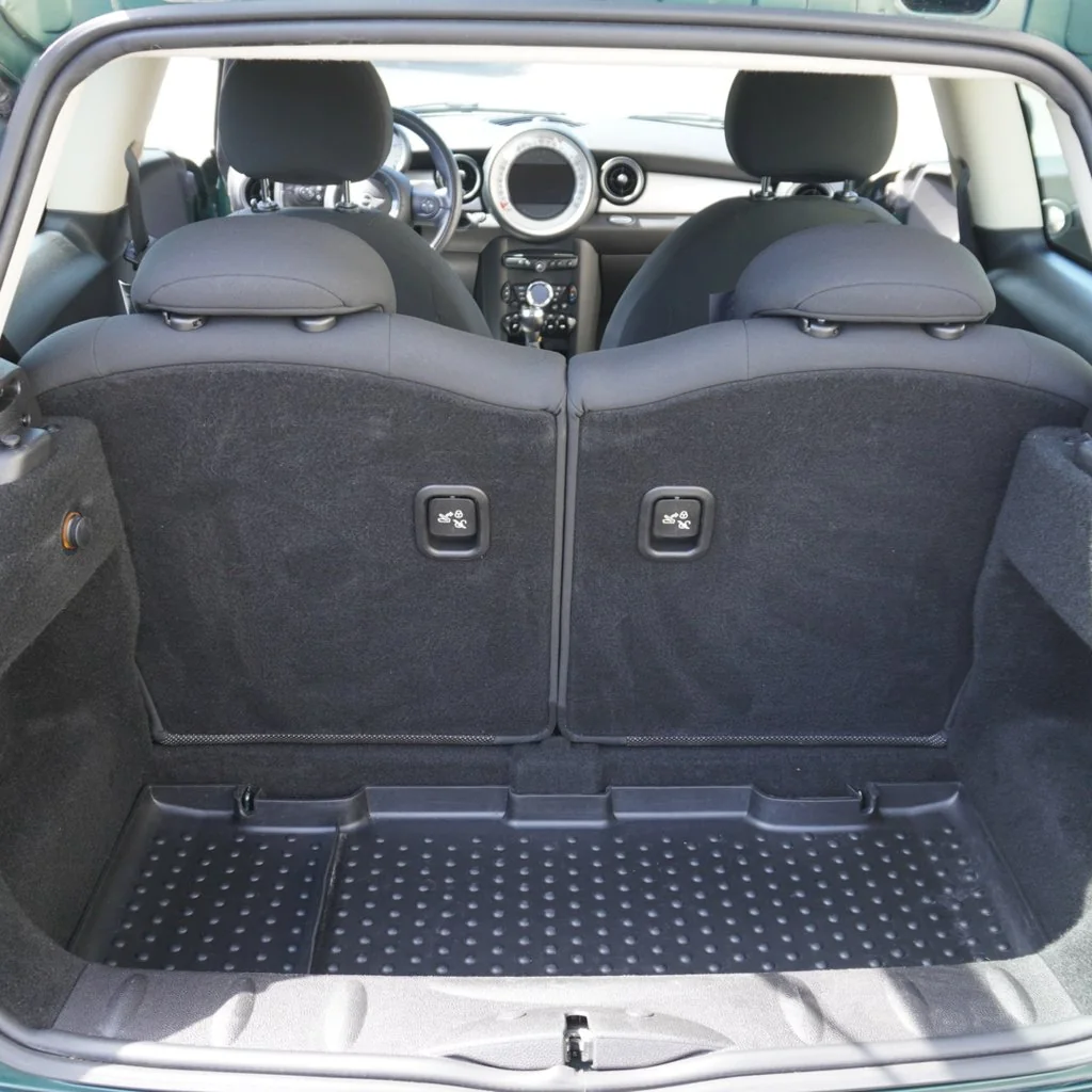Mini Cooper One · Kofferraumreinigung – nachher