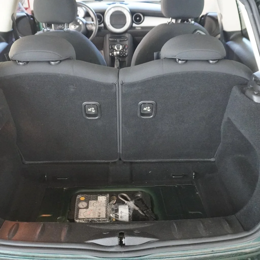 Mini Cooper One · Kofferraumreinigung – vorher