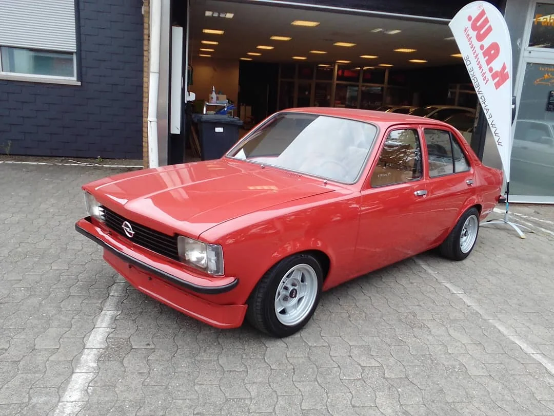 Roter Opel Kadett vor der Werkstatt von E u. P Lackveredelung