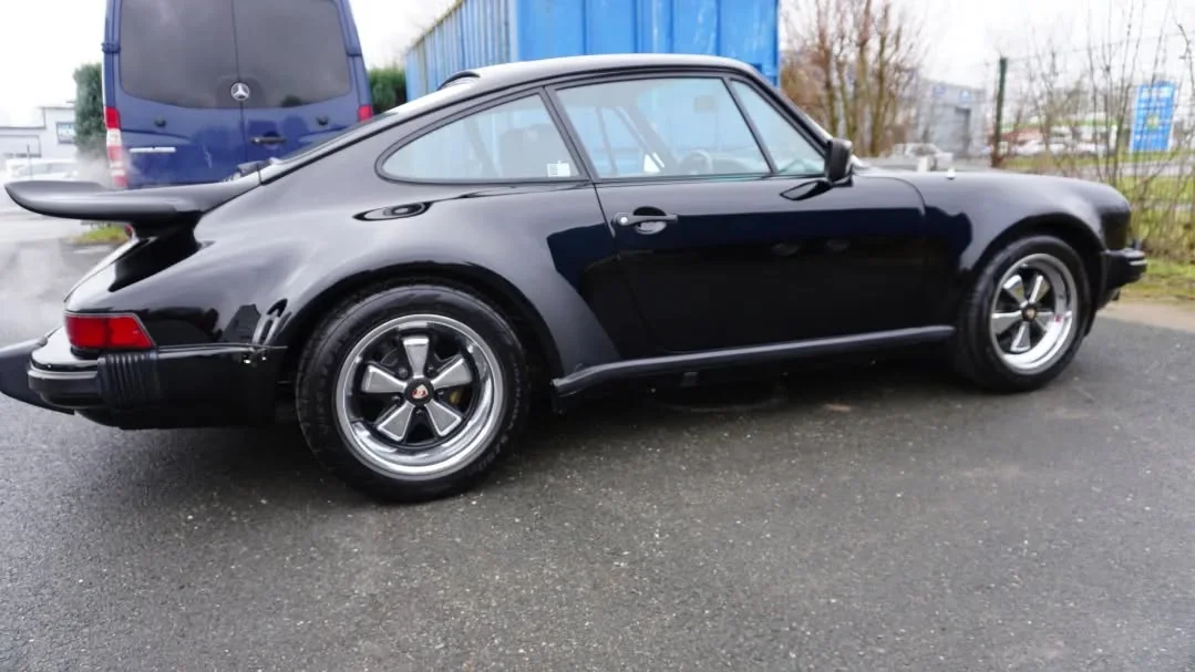 Schwarzer Porsche 911 bei E u. P
