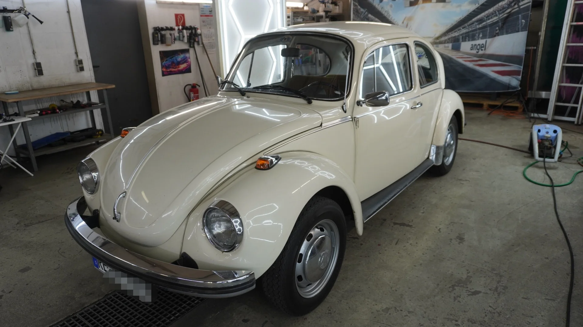 Cremeweißer VW Käfer in der Werkstatt von E u. P
